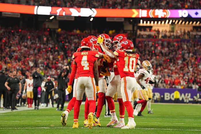 Rashee Rice and Isaiah Pacheco hug their teammates